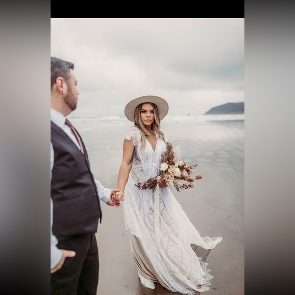 Unique wedding dress - Picture 2 of 7